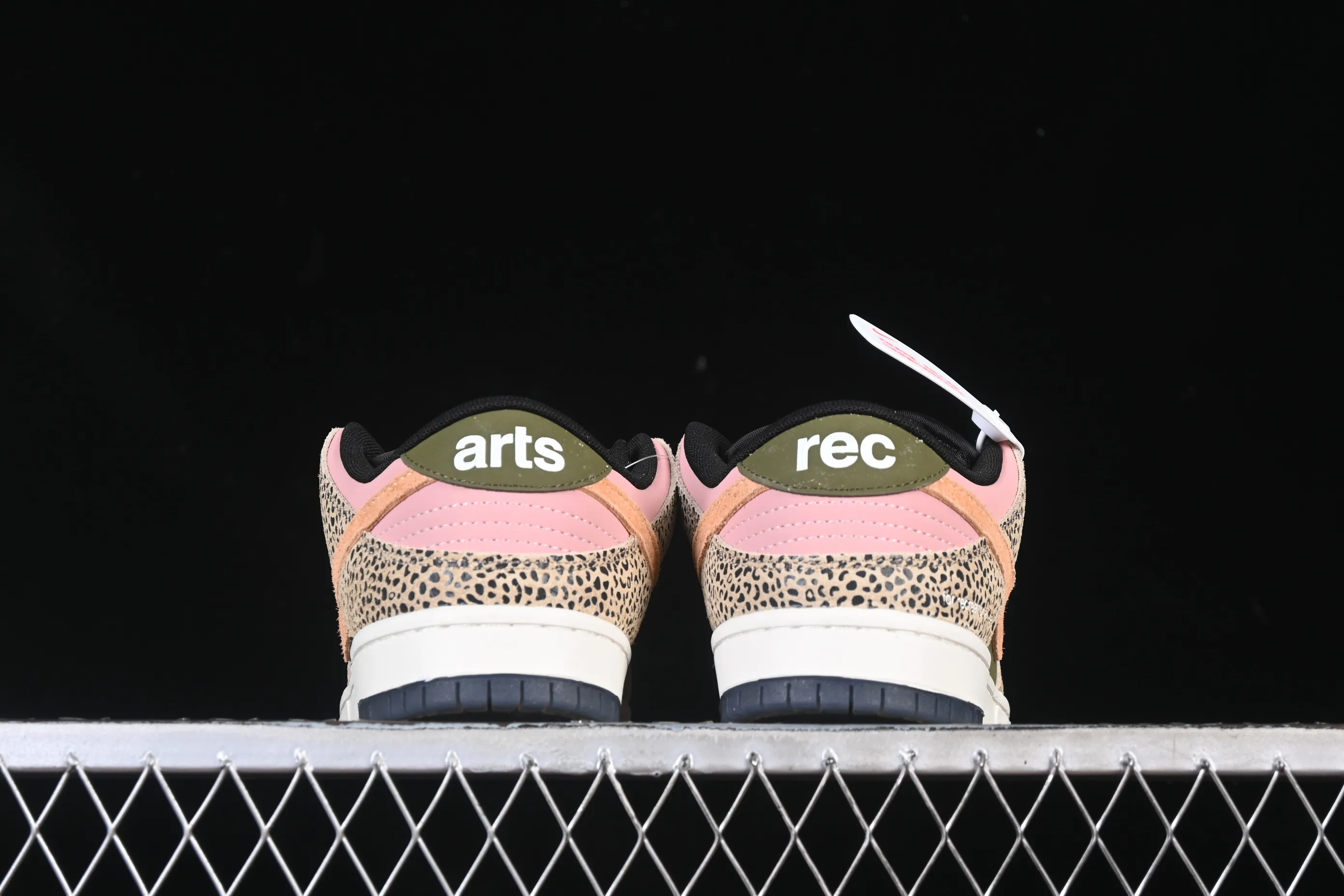 All Categories Nk SB Dunk Series Nk SB Dunk Low low-top sneakers Arts-Rec Skateshop x Nike SB Dunk Low Pro joint model low-top casual sneakers IH3211-200